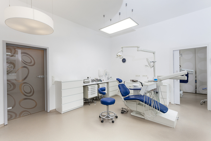 Consultorio odontológico moderno con equipamiento de última generación