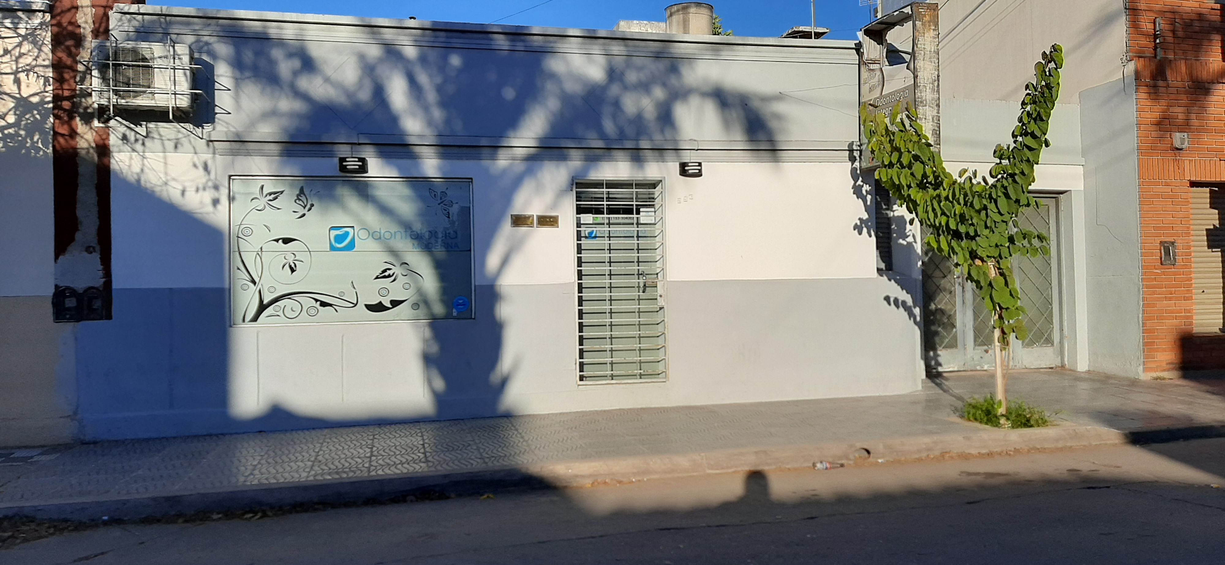 Fachada de la clínica odontológica Dr. Osuna y Martínez en Almirante Brown 593, Córdoba
